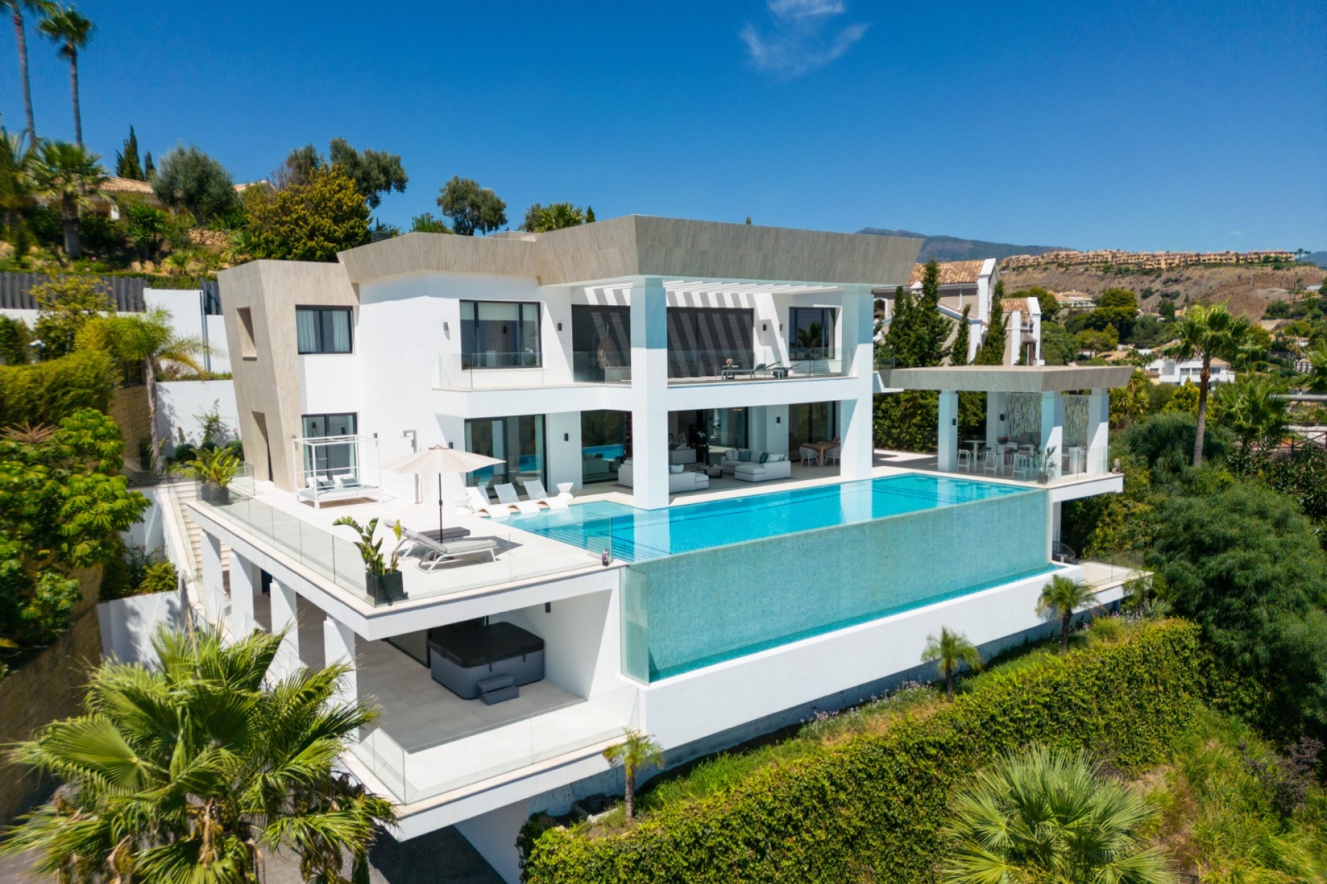 Resale - Villa - Estepona