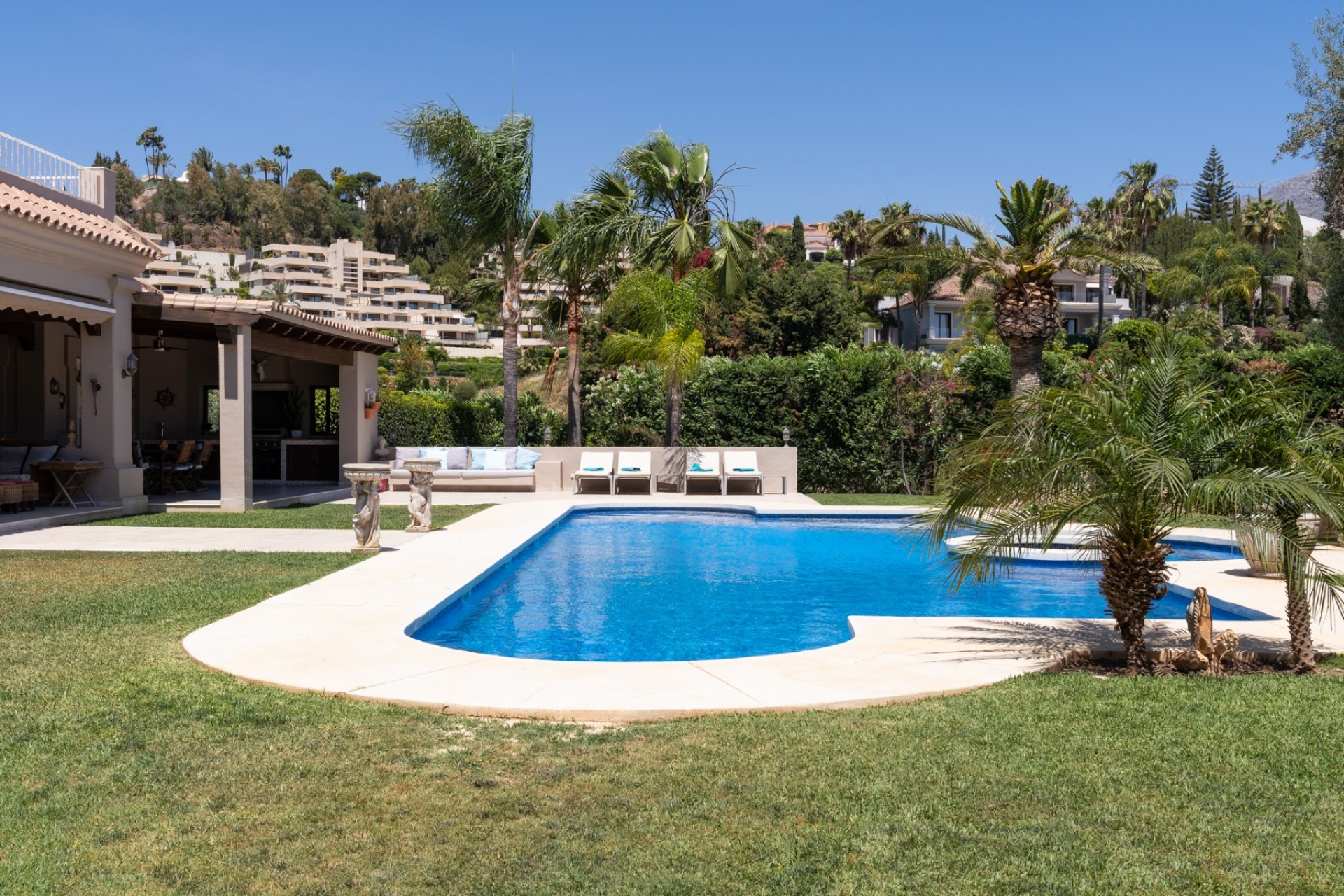 Resale - Villa - Marbella - Nueva Andalucía