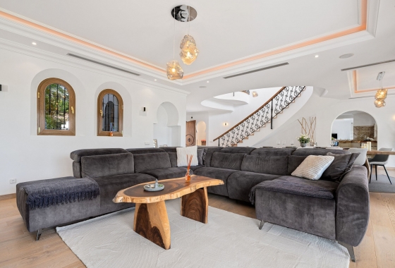 Resale - Villa - Estepona